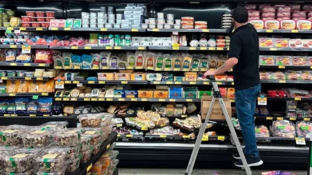 Slowing US Economy: Growth Drops to 0.7% as Iran War Threatens Stability