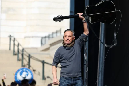 Bruce Springsteen Honors Prince’s Legacy as Tour Opens in Minneapolis