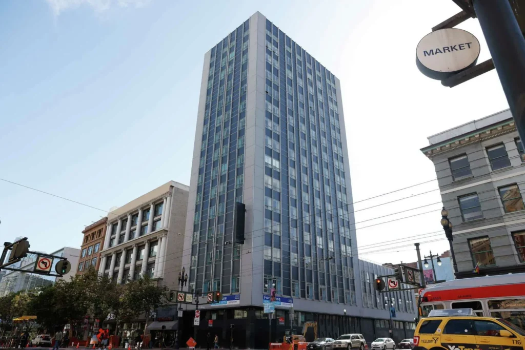 U.S. Office Towers Sell at 90% Discounts, Reshaping Commercial Real Estate Markets